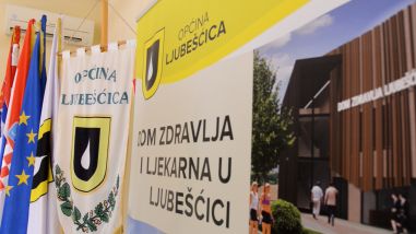 Ljubeica potpisivanje ugovora 2  kopija.jpg