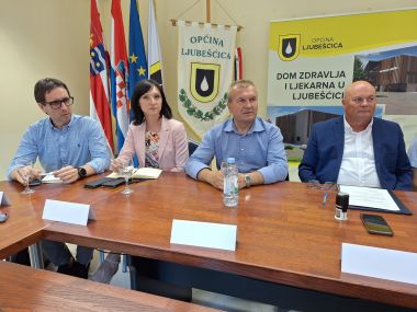 Ljubeica potpisivanje ugovora 4  kopija.jpg