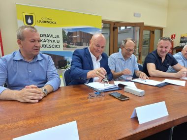 Ljubeica potpisivanje ugovora 6  kopija.jpg