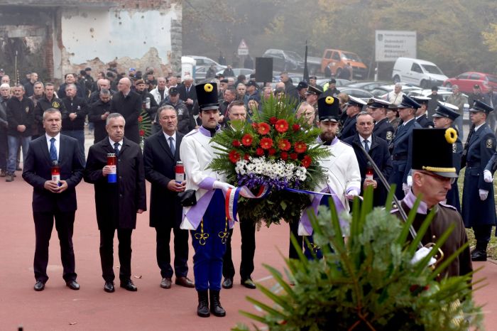 Župan Anđelko Stričak odao počast poginulim braniteljima kod spomen-područja Trokut Novska