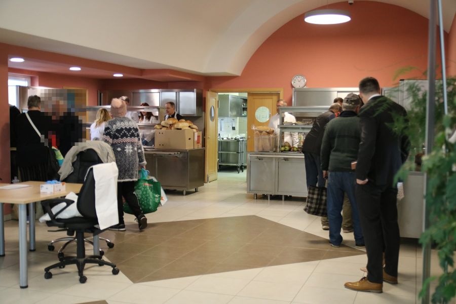 Blagdanska podjela obroka u Pučkoj kuhinji Caritasa Varaždinske biskupije