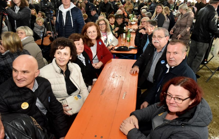 Podno dvorca Arboretum Opeka održano tradicionalno &bdquo;Martinje u Vinici&ldquo; koje je i ove godine okupilo veliki broj posjetitelja