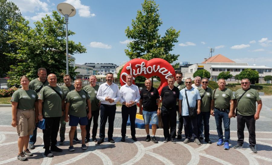 Nakon prijeđenih 300 kilometara, članovi Hrvatskog dru&scaron;tva logora&scaron;a srpskih koncentracijskih logora stigli u Vukovar, dočekali ih župani Ivan Bosančić i Anđelko Stričak te gradonačelnik Vukovara Marijan Pavliček