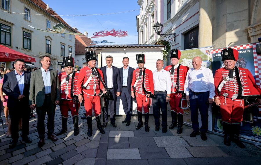 Predsjednik Vlade RH Andrej Plenković u pratnji župana Stričaka i gradonačelnika Bosilja  obi&scaron;ao &Scaron;pancirfest