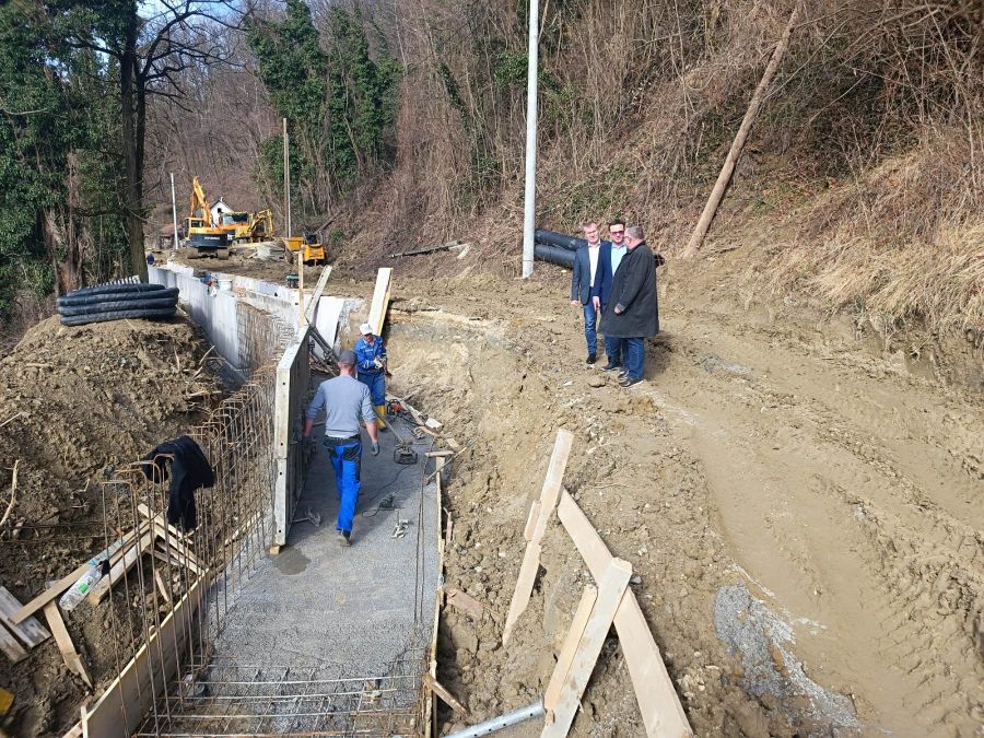 U zaselku Pavlineki u općini Bednja bliže se kraju radovi na sanaciji klizi&scaron;ta, radove obi&scaron;ao župan Stričak sa suradnicima
