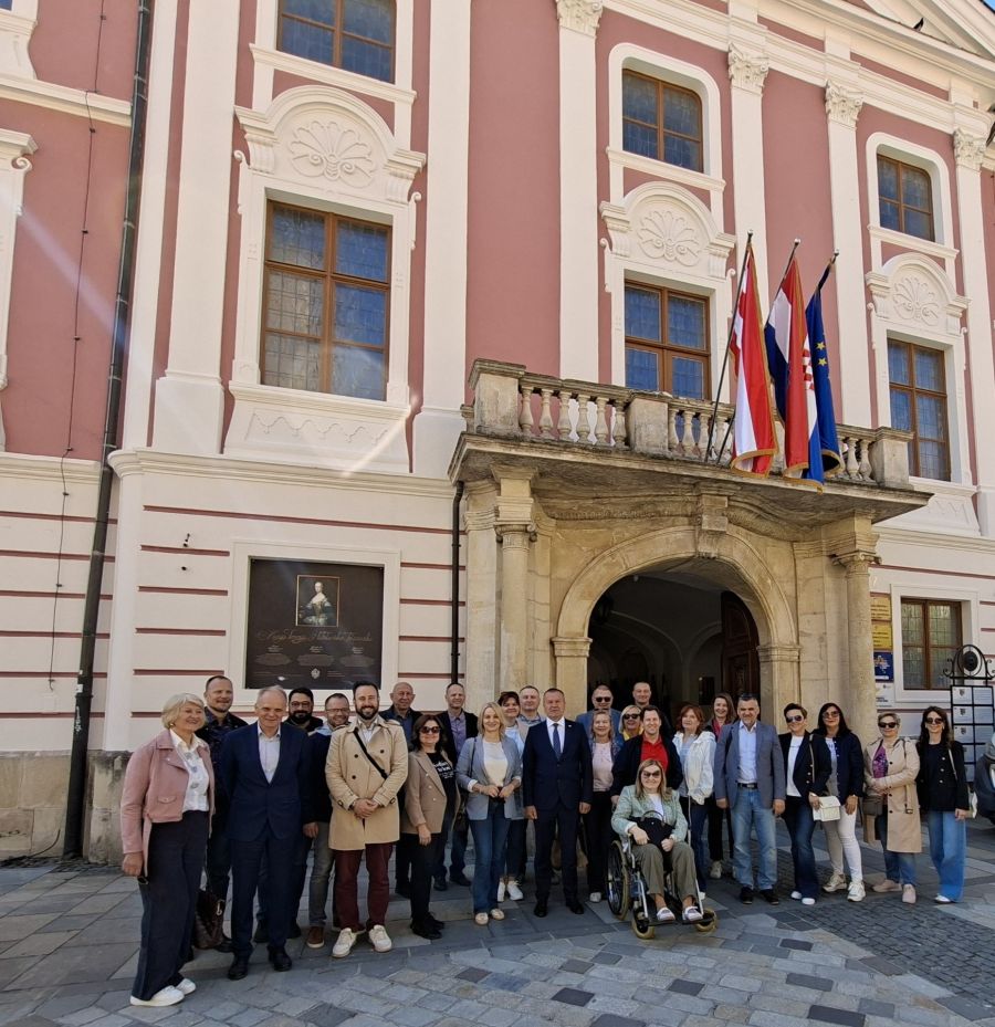 Članovi Aktiva ravnatelja osnovnih &scaron;kola Zagrebačke županije posjetili Županijsku palaču, upoznali se s radom Centara izvrsnosti i obi&scaron;li Centar za posjetitelje