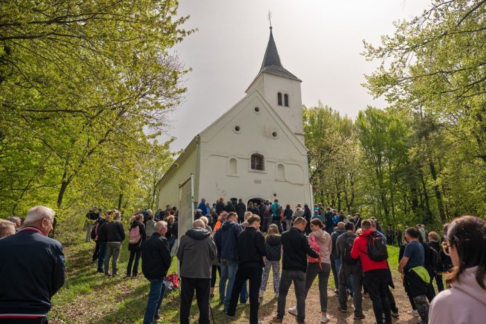 Tradicionalni uskrsni pohod na Ravnu goru ponovno okupio brojne vjernike i izletnike