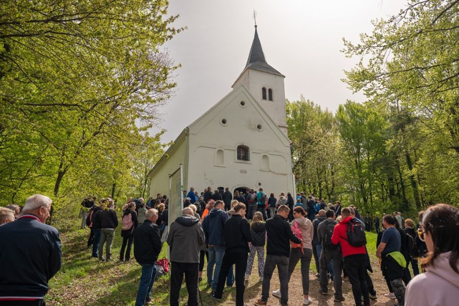 Tradicionalni uskrsni pohod na Ravnu goru ponovno okupio brojne vjernike i izletnike