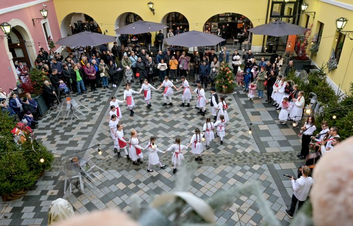 &ldquo;Advent s pričom&ldquo; u atriju Županijske palače: pjesma, mirisi domaćih kolača i dolazak Svetog Nikole