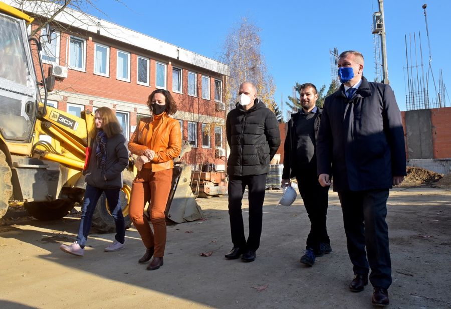 Župan Stričak i pročelnik Huđek u pratnji ravnateljice obišli radove na Medicinskoj školi Varaždin