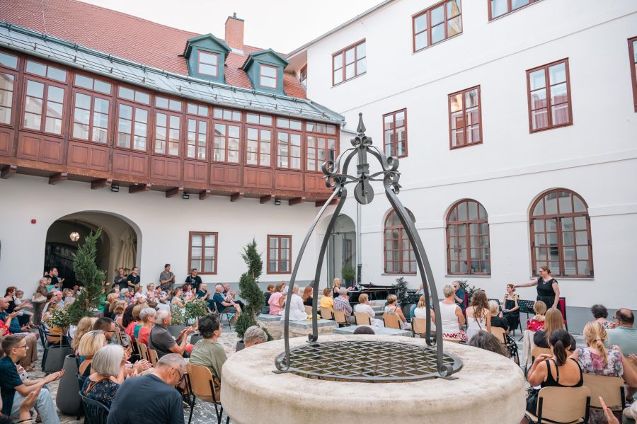 Koncert u mraku ponovno odu&scaron;evio mnogobrojnu publiku