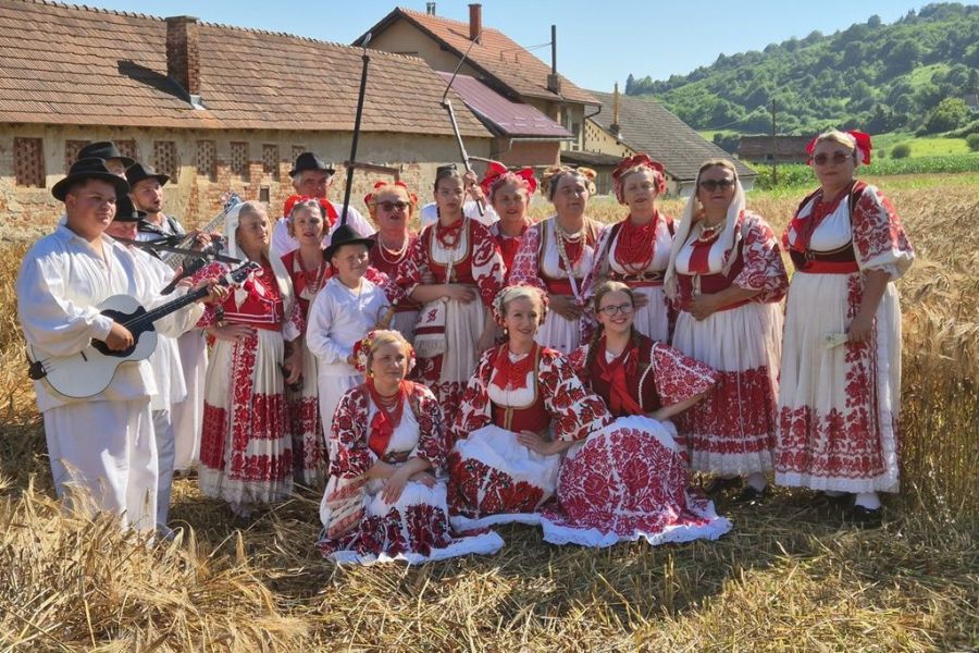 U Gre&scaron;ćevini obilježeno 15 godina rada Udruge Biserna Dolina uz tradicionalnu ručnu žetvu raži