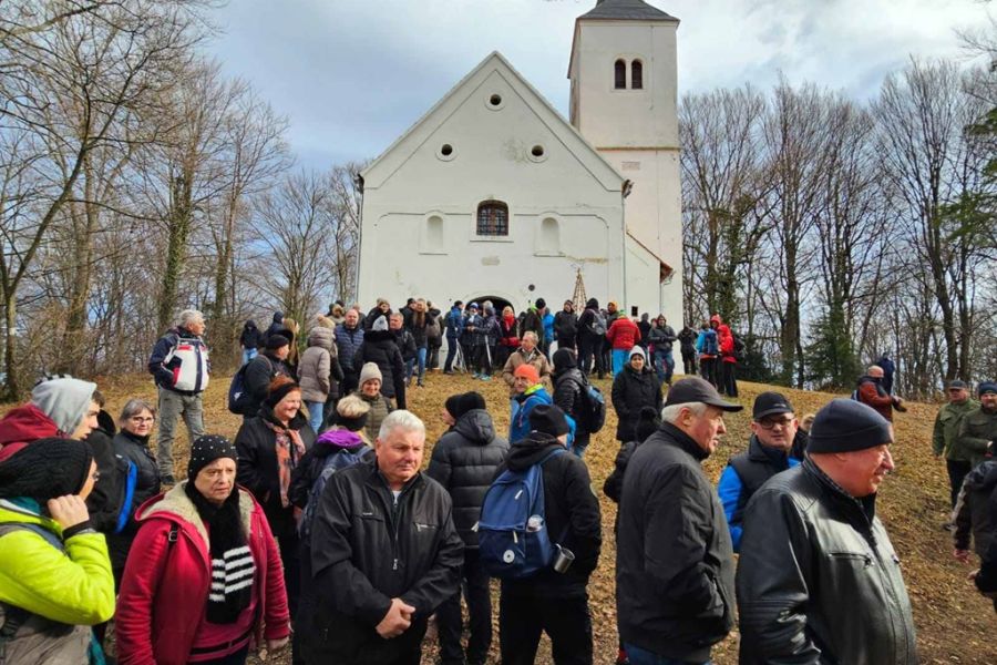 Tradicija na Bogojavljenje: Brojni hodočasnici, planinari i zaljubljenici u prirodu i ove su se godine okupili na Ravnoj gori