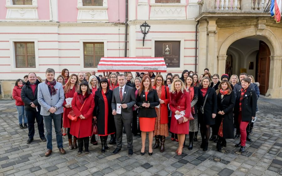 Ispred Županijske palače održana javnozdravstvena akcija „Dan crvenih haljina“